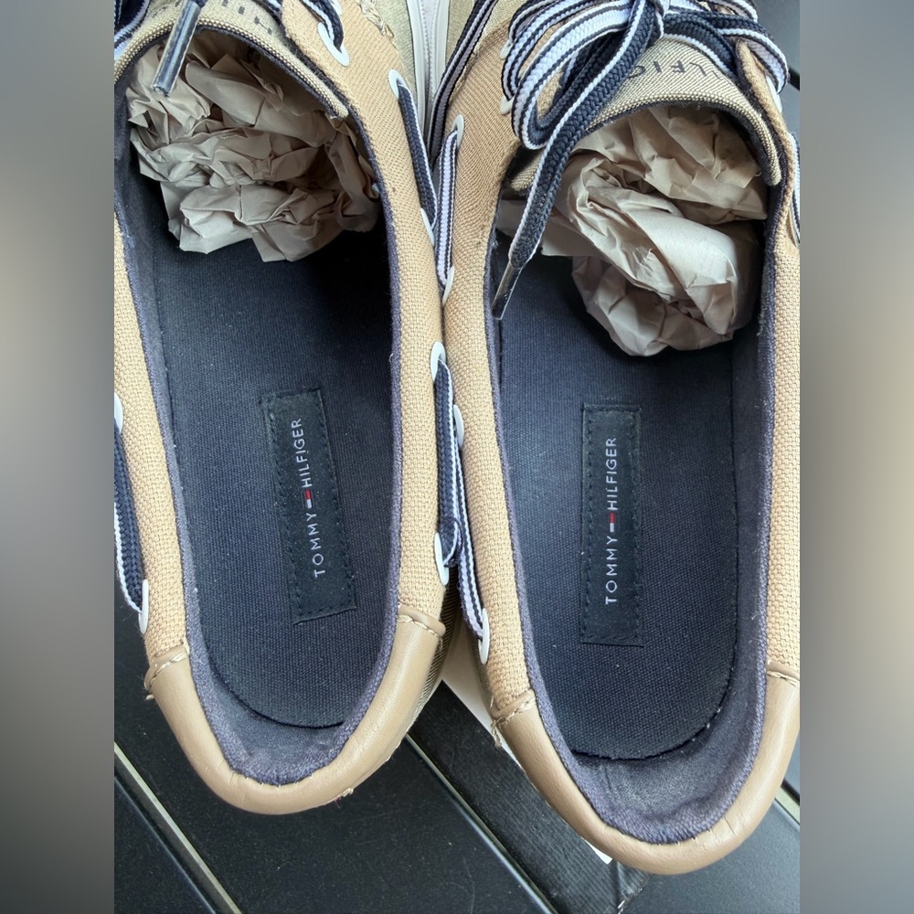 Tommy Hilfiger Men’s Beige/Tan Canvas Boat Shoes with Navy Laces - Picture 2 of 5